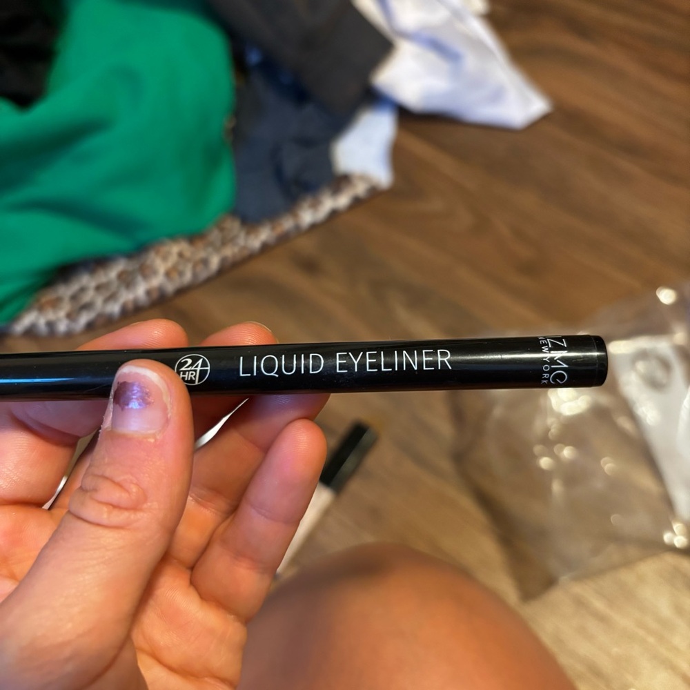 Angled Felt Tip 24HR Liquid Eyeliner - Intense Black